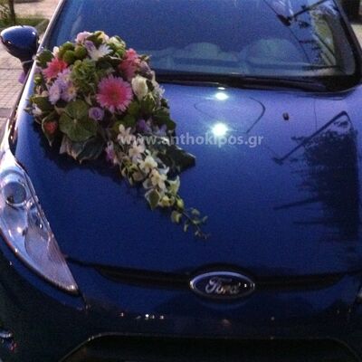 Στολισμός Αυτοκινήτου Γάμου με ιδιαίτερη σύνθεση και υπέροχα λουλούδια