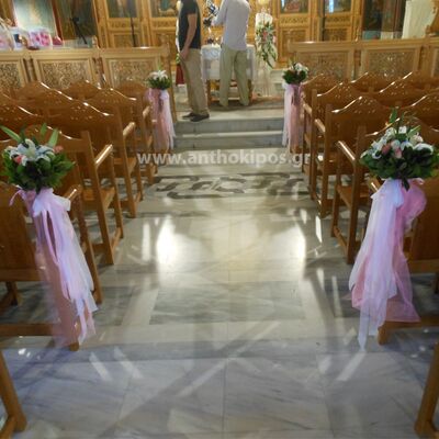 Εσωτερικός Στολισμός Γάμου με ροζ μπουκέτα και πλούσιες κορδέλες να πέφτουν