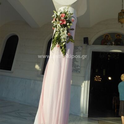 Εξωτερικός Στολισμός Γάμου με εντυπωσιακή σύνθεση λουλουδιών, με ύφασμα πάνω στην κολώνα