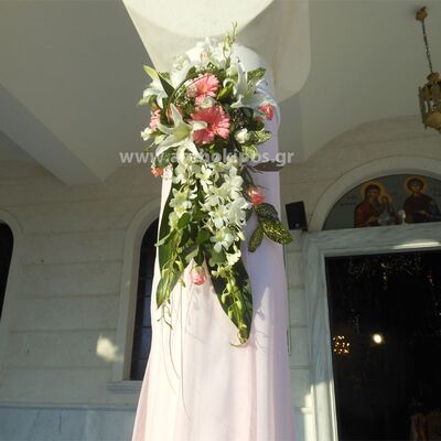 Εξωτερικός Στολισμός Γάμου με εντυπωσιακή σύνθεση λουλουδιών,  με ύφασμα πάνω στην κολώνα