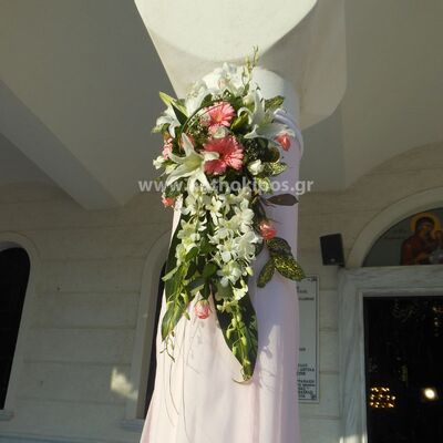 Εξωτερικός Στολισμός Γάμου με εντυπωσιακή σύνθεση λουλουδιών,  με ύφασμα πάνω στην κολώνα