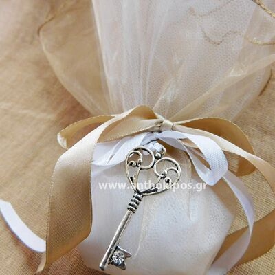 Wedding Favors, favor that combines tulle, organza and a unique key