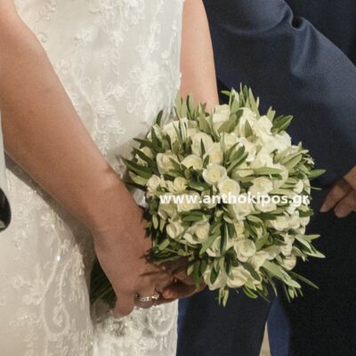 Νυφική Ανθοδέσμη Γάμου με ελιά και λευκά τριαντάφυλλα, δεμένη με κορδόνι