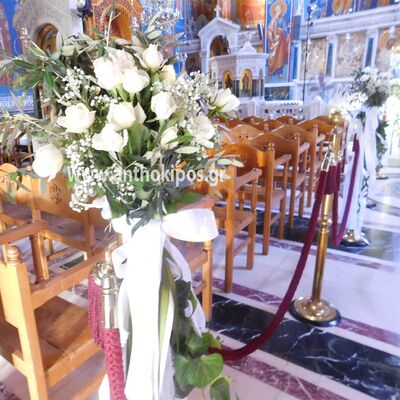 Εσωτερικός Στολισμός Γάμου με μπουκέτα με ελιά και λευκά τριαντάφυλλα