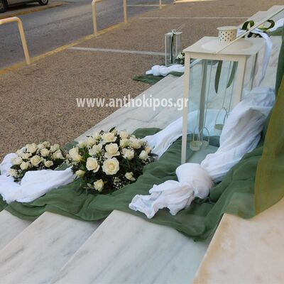 Εξωτερικός Στολισμός Γάμου με υφάσματα και συνθέσεις λουλουδιών με ελιά και λευκά τριαντάφυλλα