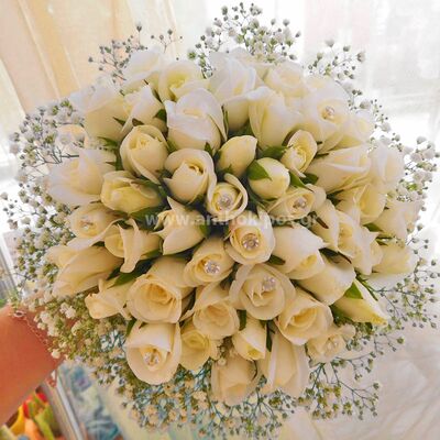 Nυφική Ανθοδέσμη με λευκά τριαντάφυλλα, γυψοφύλλι και στρας swarovski