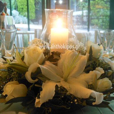 Δεξίωση Γάμου με συνθέσεις λουλουδιών με κεριά και λαμπόγυαλα