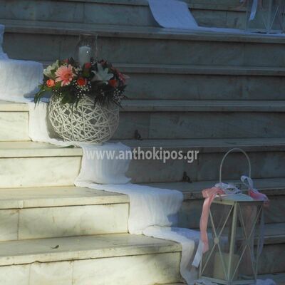Εξωτερικός Στολισμός Γάμου με φανάρια, υφάσματα και συνθέσεις λουλουδιών