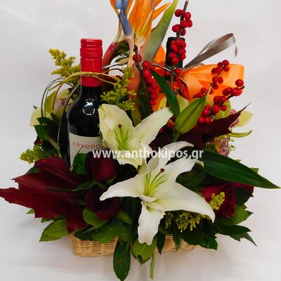 Σύνθεση λουλουδιών με δύο κρασιά