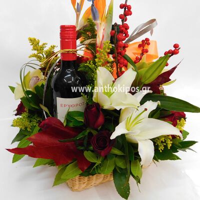 Flower arrangement with two drinks