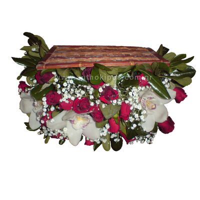 Ανθοσύνθεση σε μπαουλάκι  με κόκκινα τριαντάφυλλα, άσπρες ορχιδέες (σιμπίτιουμ) και γυψόφυλλο