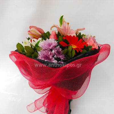 Πανέμορφο μπουκέτο με φρέσκα λουλούδια