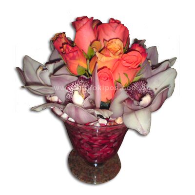 Γυάλινο βάζο με τριαντάφυλλα και ορχιδέες (σιμπίτιουμ)