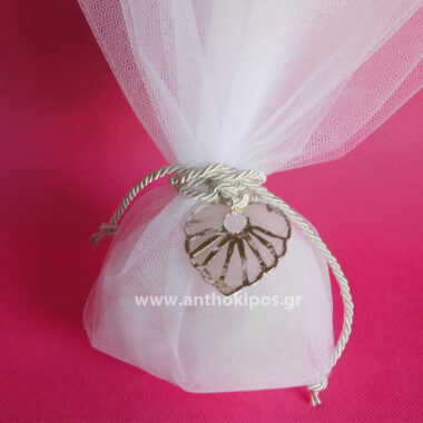 Wedding Favors, bonbonniere with tulle, classic creation combined with an impressive heart