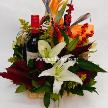 Flower arrangement with two drinks