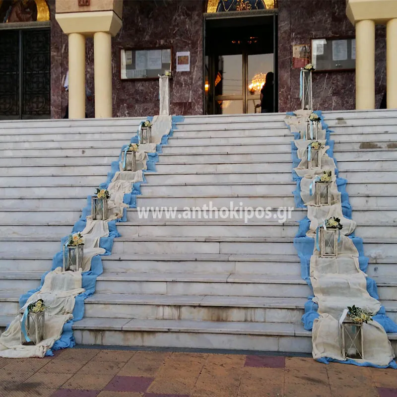 Εξωτερικός Στολισμός Γάμου με φανάρια, μπουκετάκια και πλούσια υφάσματα σε λευκό-γαλάζιο χρώμα